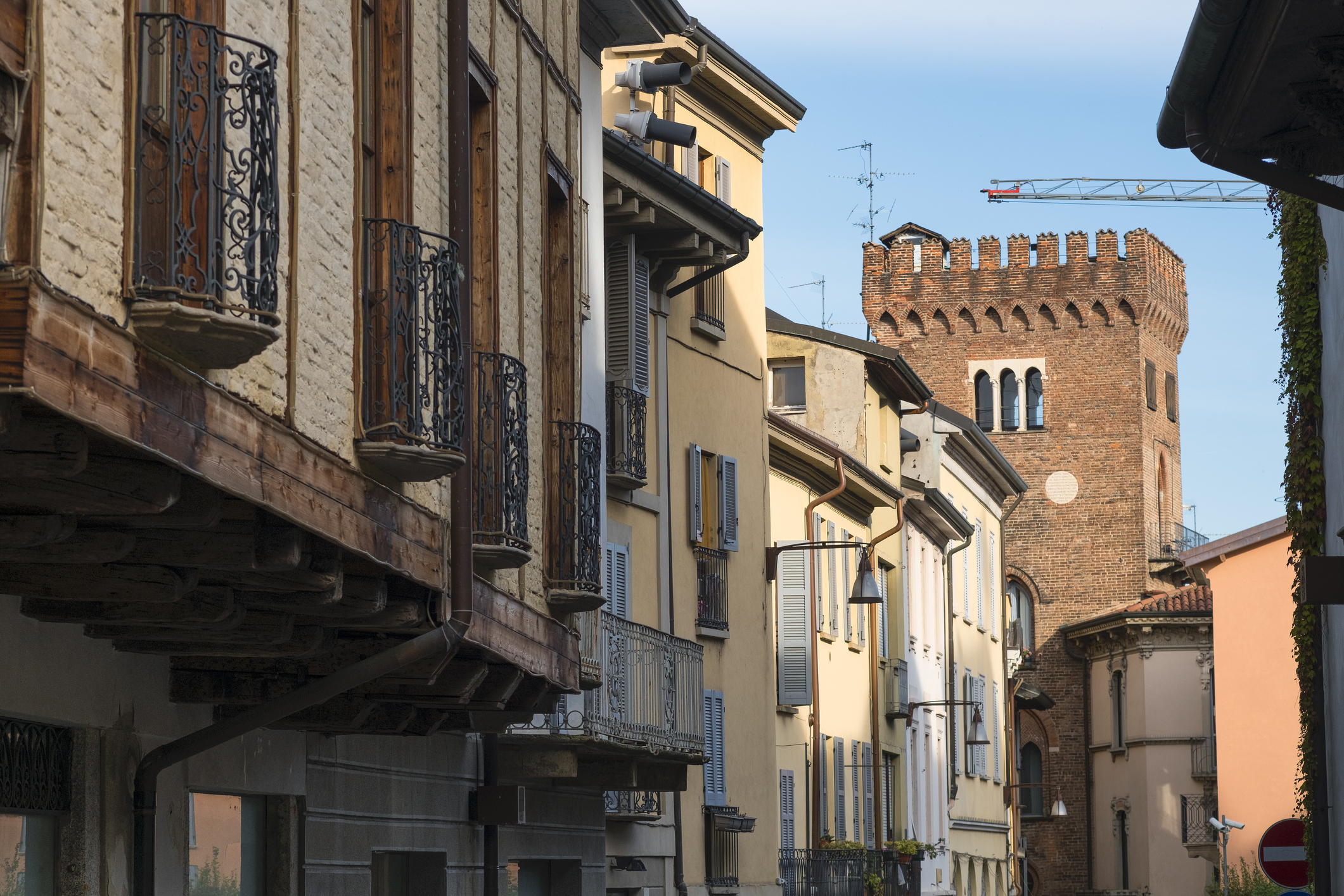 La Torre di Teodolinda, situata ad arco della strada lungo via Lambro a Monza La Torre di Teodolinda, situata ad arco della strada lungo via Lambro a Monza